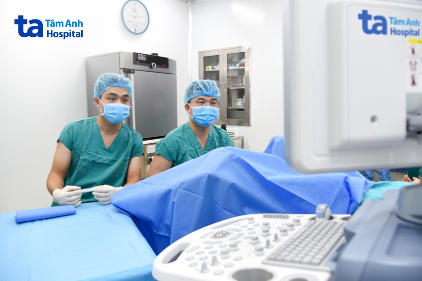 PGS Lê Hoàng chọc hút noãn cho người bệnh