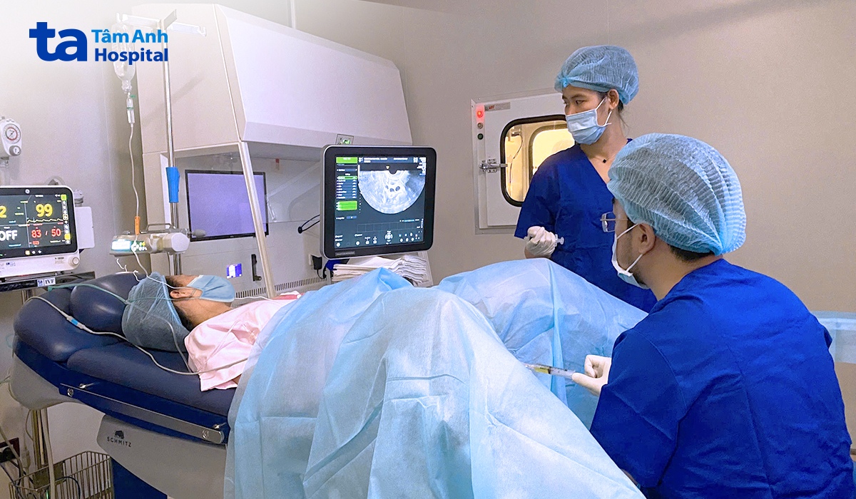 BS Lê Xuân Nguyên (ngoài cùng bên phải) chọc hút trứng cho chị Ngọc