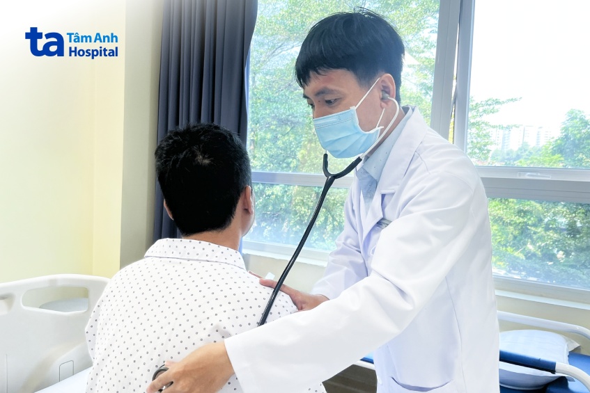 Bác sĩ Luân kiểm tra sức khỏe bệnh nhân trước lúc xuất viện