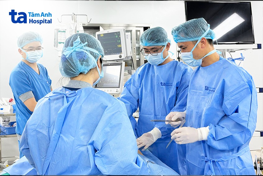 Bác sĩ Lượng phẫu thuật cho bà Hằng