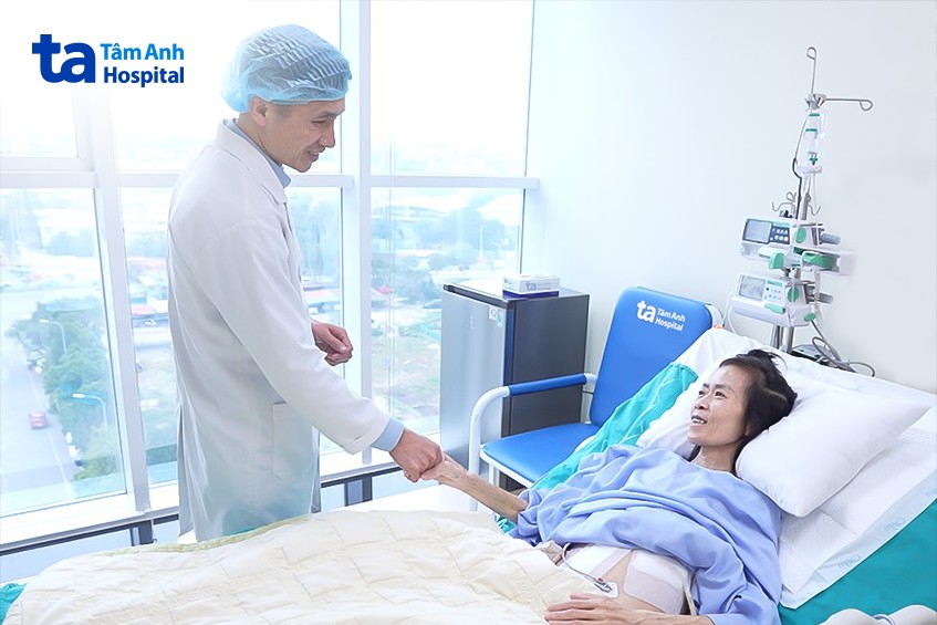 Bác sĩ Lượng thăm bà Hằng sau mổ