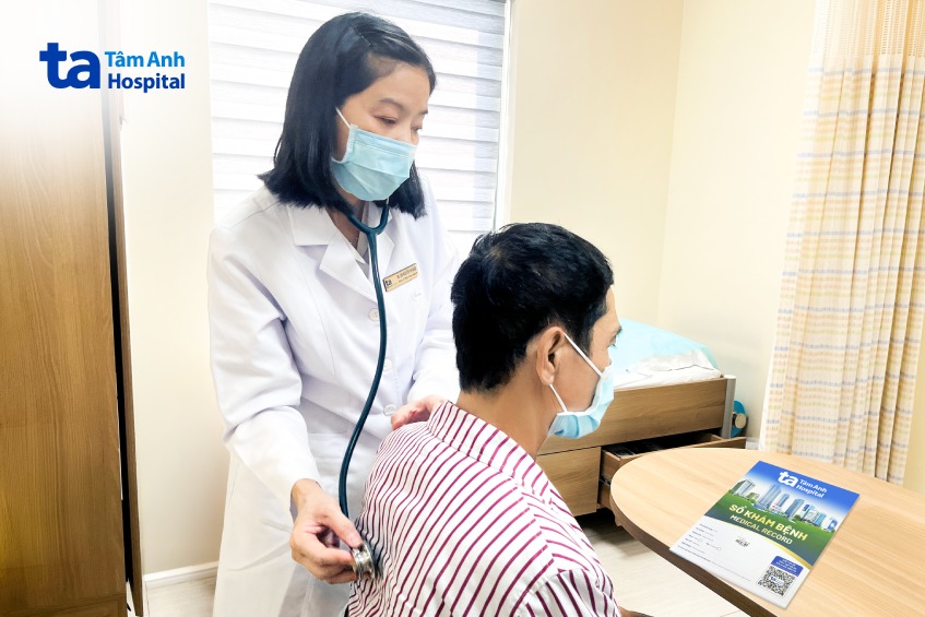 Bệnh nhân tái khám với bác sĩ Ngọc, một tuần sau khi xuất viện điều trị hẹp van động mạch chủ