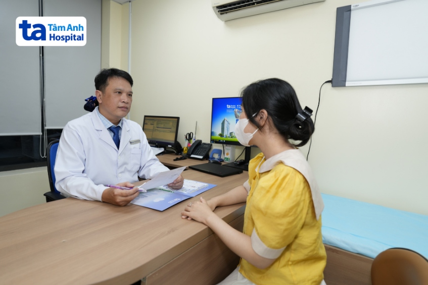 BS.CKII Nguyễn Thế Hiển, Trưởng khoa Khoa Xạ trị & Y học hạt nhân, Trung tâm Ung bướu, Bệnh viện Đa khoa Tâm Anh TP.HCM thăm khám, tư vấn cho người bệnh