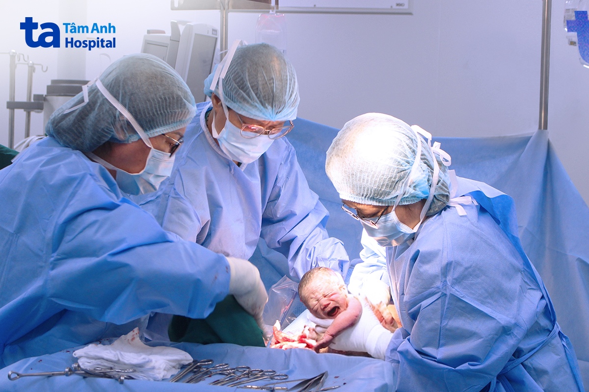 TS.BS Nguyễn Thị Yến Thu (bên phải) cùng ê kíp mổ lấy thai cho chị Ngọc