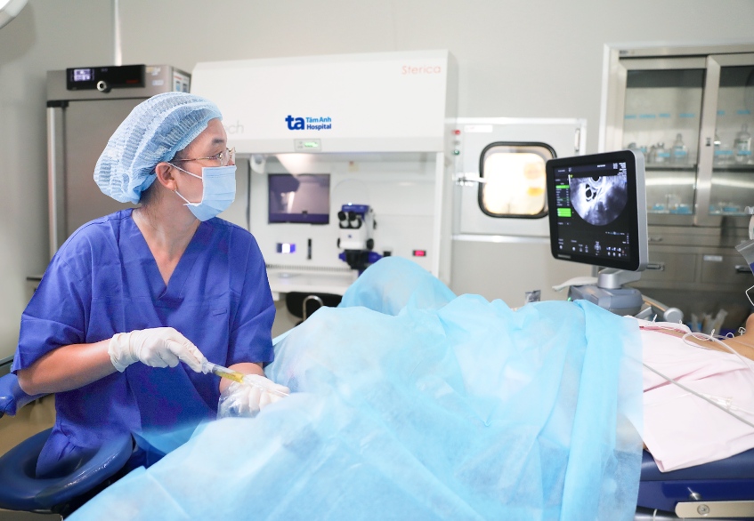 ThS.BS Giang Huỳnh Như chọc hút noãn trước khi chuyển thụ tinh ống nghiệm ở hệ thống “lab trong lab”.