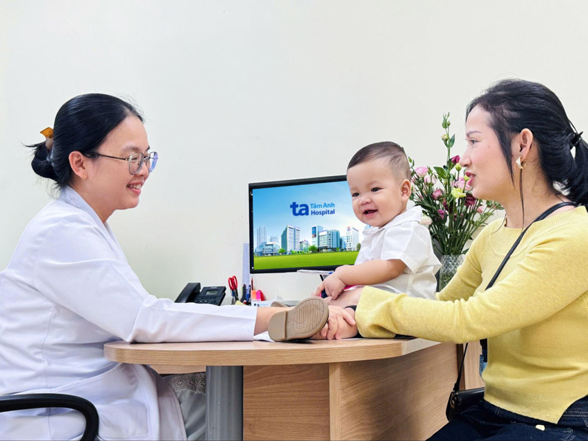 Bác sĩ Như gặp lại một bệnh nhân đã điều trị thành công, có con sau 14 năm hiếm muộn