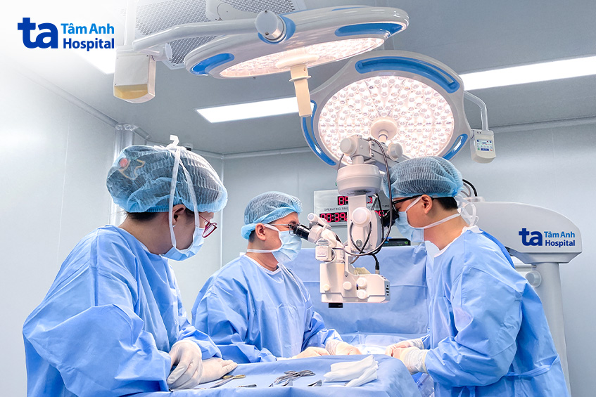 Bác sĩ Huy (giữa) vi phẫu thông nối ống dẫn tinh hai bên kết hợp thắt tĩnh mạch thừng tinh cho anh Tùng