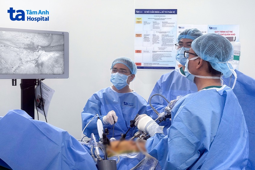 BS Thái thực hiện phẫu thuật