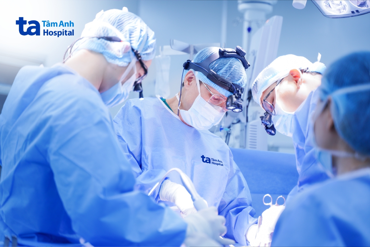 Phó giáo sư Vĩnh (giữa) cùng êkíp phẫu thuật tạo hình phế quản cho người bệnh