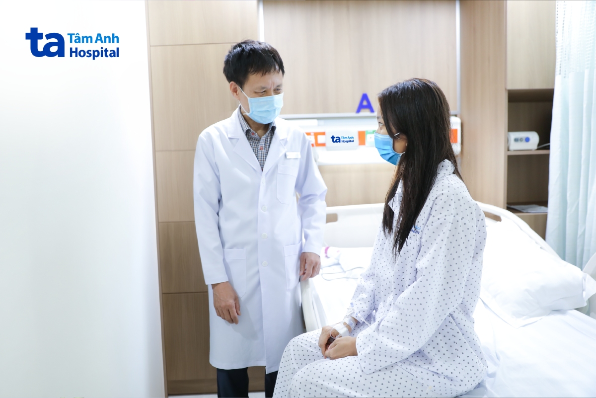 Phó giáo sư Vĩnh khám cho người bệnh 3 ngày sau mổ