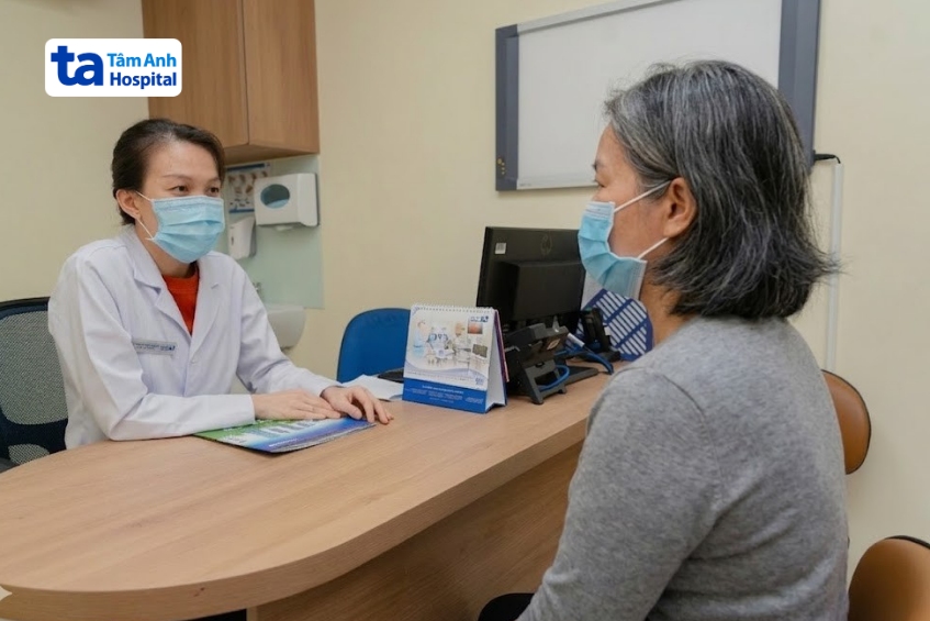 bs.cki trần thị thanh tuyền đang tư vấn điều trị cho người bệnh