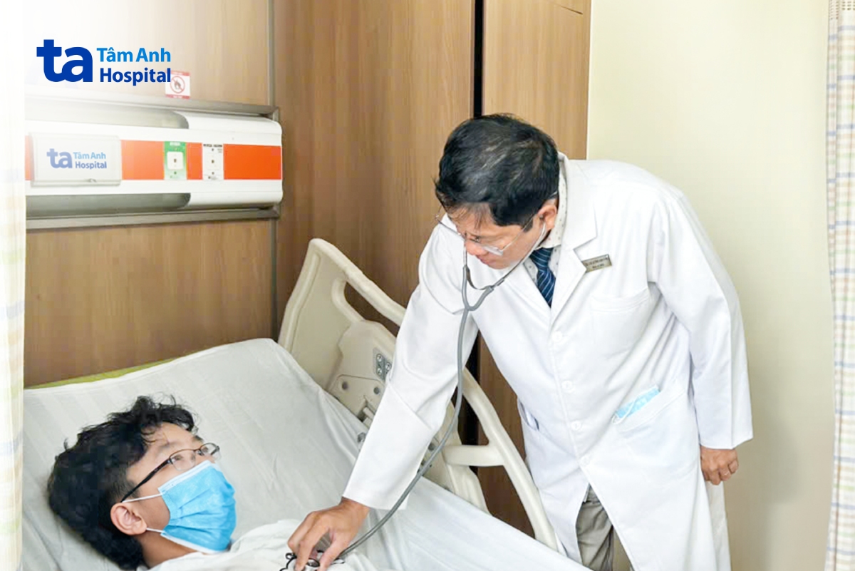 bs.ckii dương anh dũng, khoa nhi, khám cho huy trước khi xuất viện