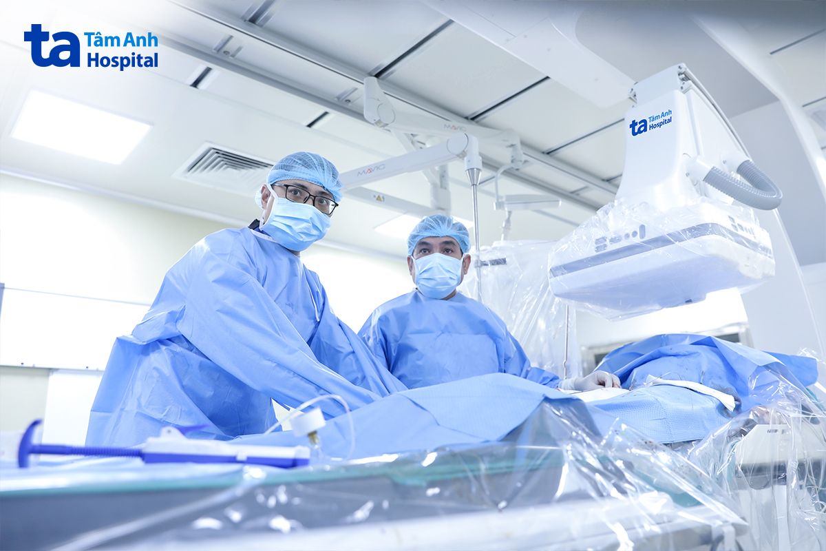 BSNT.CKI Dương Đình Hoàn (bên trái) cùng BS.CKII Thi Văn Gừng, đang thực hiện can thiệp cho người bệnh