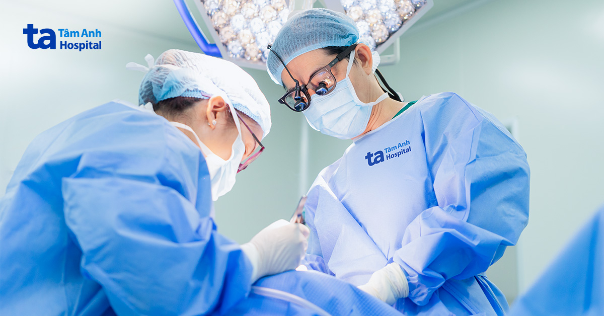 Bướu giáp thòng chèn ép khí quản người đàn ông