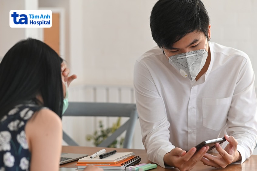 hai người bệnh đang mang khẩu trang