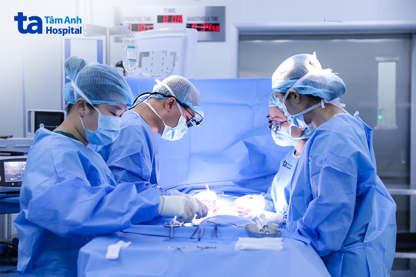 các bác sĩ khoa ngoại nhi phẫu thuật cho trung