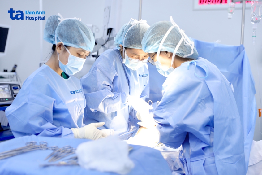 các bác sĩ sản phụ khoa mổ lấy thai cho mẹ