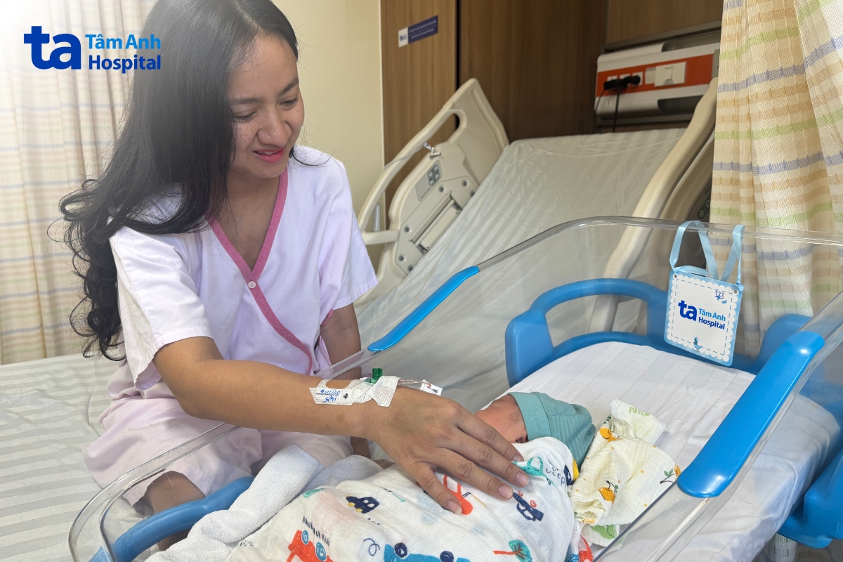 Chị Thùy chăm sóc con trai vừa chào đời tại Trung tâm Sản Phụ khoa, Bệnh viện Đa khoa Tâm Anh TP.HCM