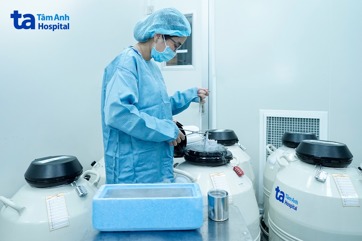 Chuyên viên phôi học thực hiện trữ đông trứng bằng công nghệ thủy tinh hóa, bảo toàn chất lượng trứng sau rã đông