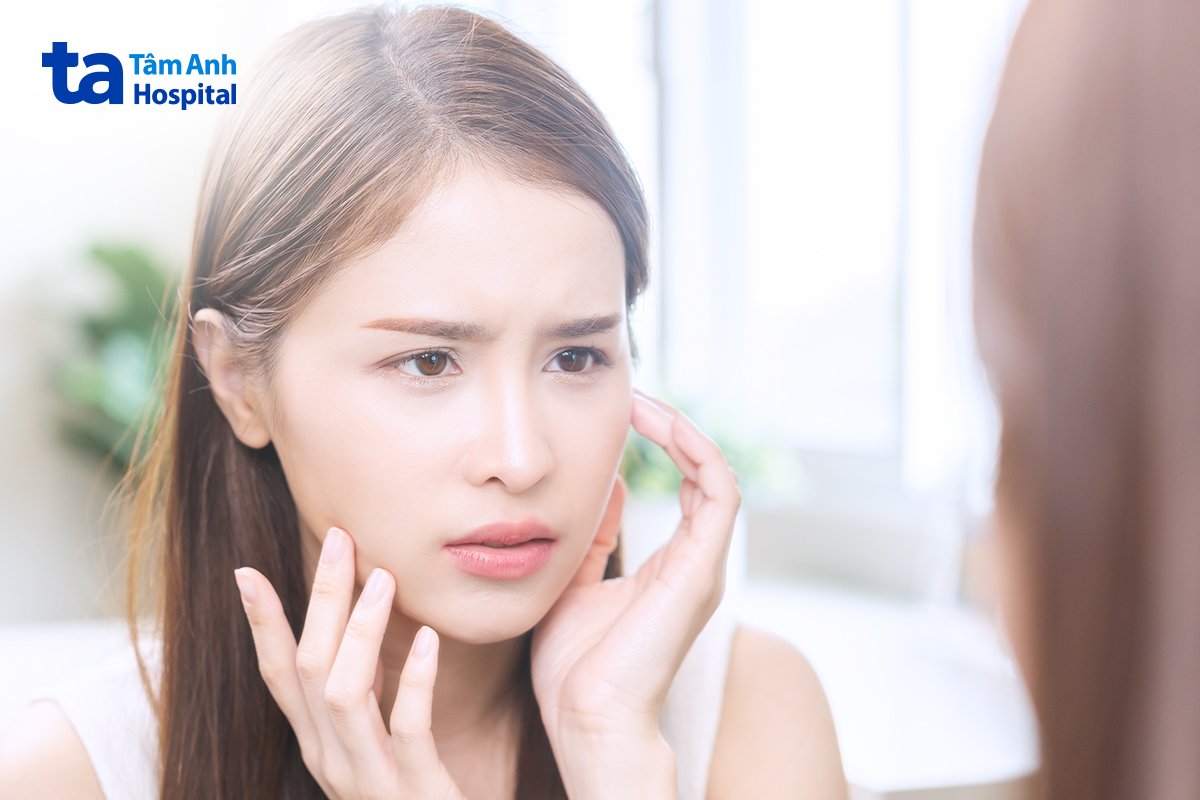 10 bệnh thường gặp của dân văn phòng hiện nay và cách phòng tránh 25 cô gái đang nhìn da mặt của mình trong gương