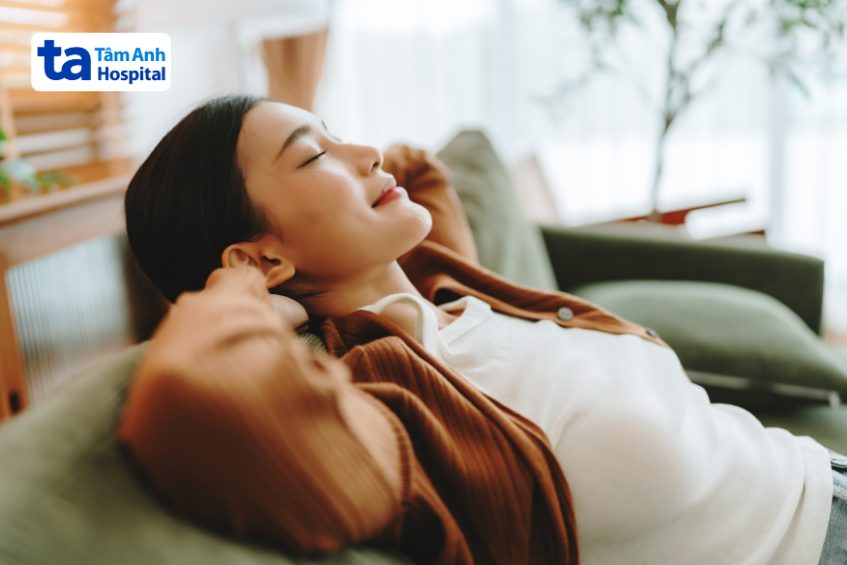 cô gái nằm nghỉ ngơi