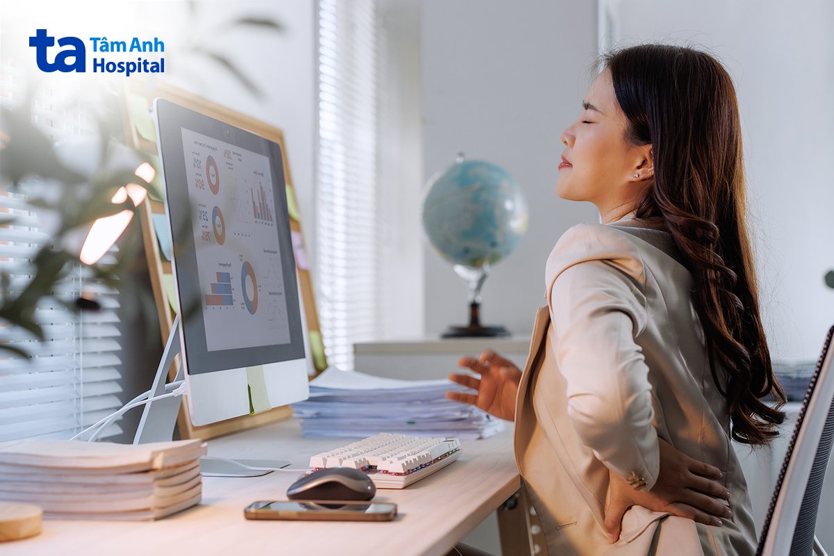 10 bệnh thường gặp của dân văn phòng hiện nay và cách phòng tránh 27 cô nhân viên văn phòng ngồi làm việc sai tư thế bị đau lưng