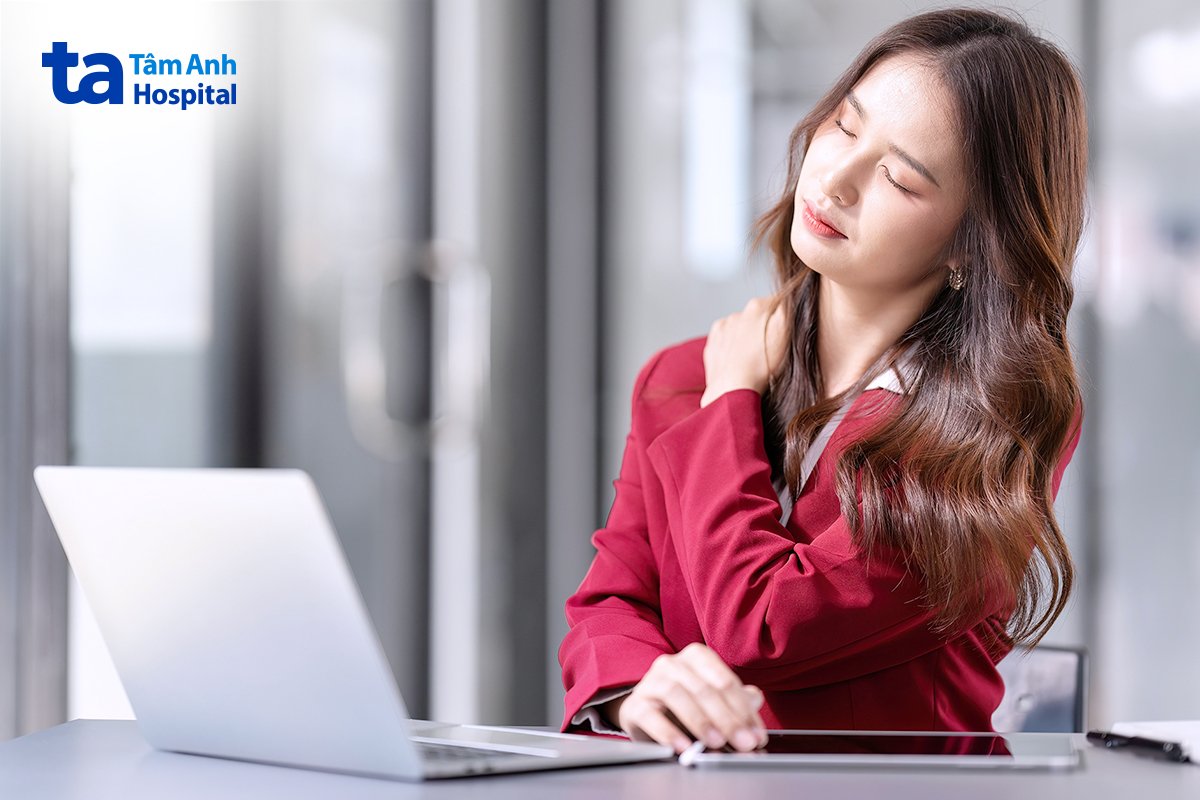10 bệnh thường gặp của dân văn phòng hiện nay và cách phòng tránh 21 cô nhân viên văn phòng có biểu hiện đau vai gáy