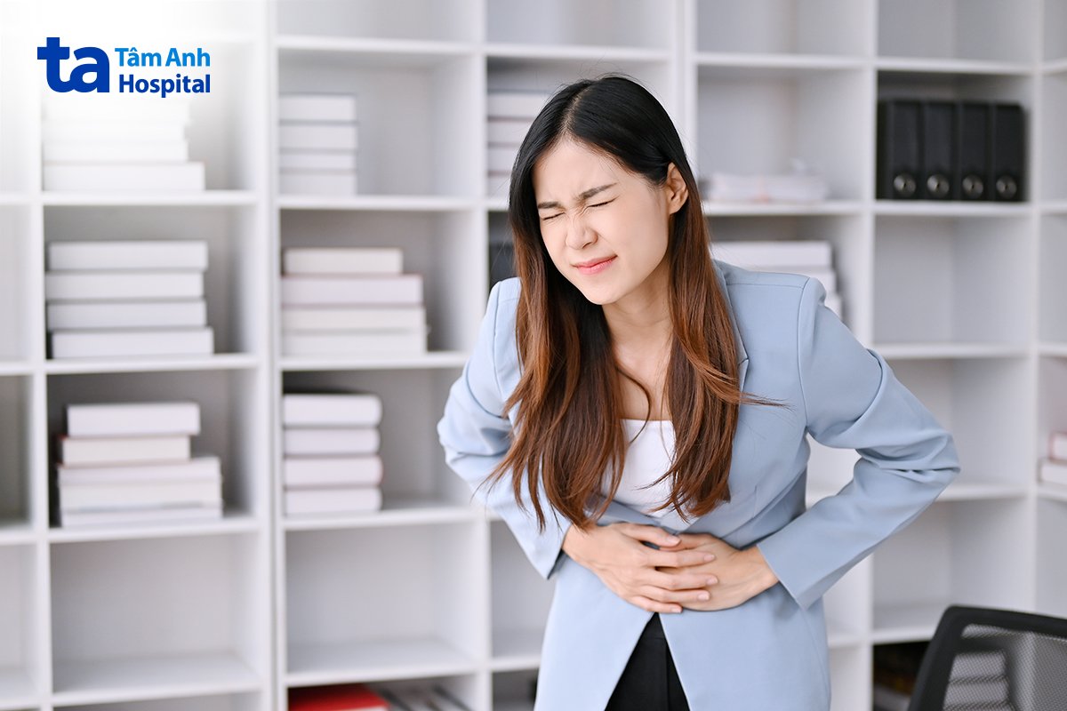 10 bệnh thường gặp của dân văn phòng hiện nay và cách phòng tránh 24 cô nhân viên văn phòng đang ôm bụng