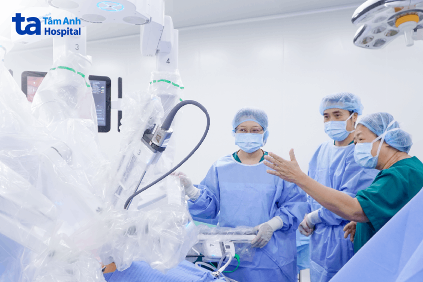 BS.CKII Nguyễn Bá Mỹ Nhi - Giám đốc Trung tâm Sản Phụ khoa, Bệnh viện Đa khoa Tâm Anh TP.HCM (phải) hướng dẫn êkíp bác sĩ trước khi phẫu thuật bằng robot Da Vinci Xi.