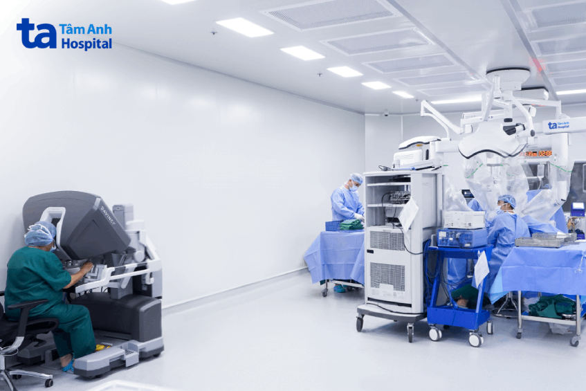 BS.CKII Nguyễn Bá Mỹ Nhi - Giám đốc Trung tâm Sản Phụ khoa, Bệnh viện Đa khoa Tâm Anh TP.HCM điều khiển các cánh tay robot Da Vinci Xi cắt tử cung cho người bệnh. Ảnh: Bệnh viện Đa khoa Tâm Anh.