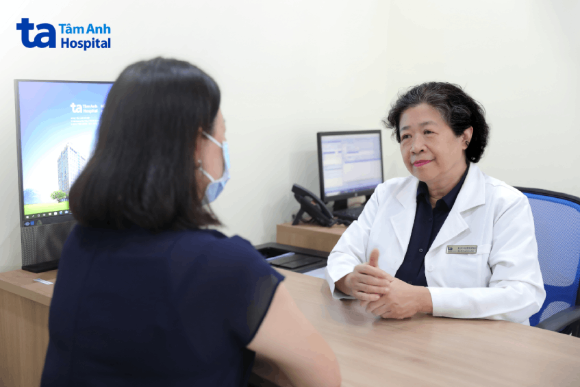 Bà Thanh, 57 tuổi, có tổn thương tiền ung thư do virus HPV, được bác sĩ phẫu thuật bằng robot Da Vinci Xi cắt tử cung dự phòng, khỏe mạnh tái khám sau hai tuần phẫu thuật với BS.CKII Nguyễn Bá Mỹ Nhi - Giám đốc Trung tâm Sản Phụ khoa, Bệnh viện Đa khoa Tâm Anh TP.HCM.