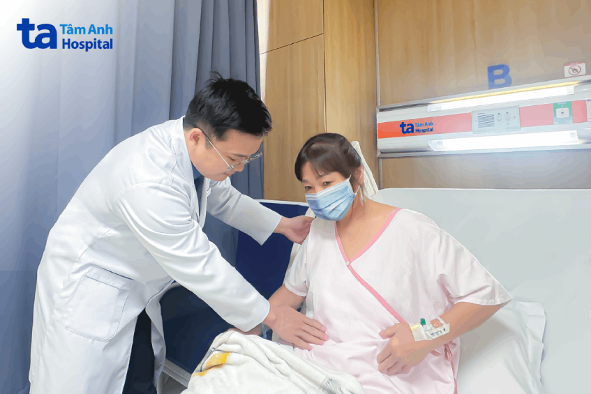 Bà Mãn, 61 tuổi, mắc ung thư nội mạc tử cung giai đoạn 1 được phẫu thuật cắt tử cung toàn phần, hai phần phụ và nạo hạch chậu bằng robot Da Vinci Xi.