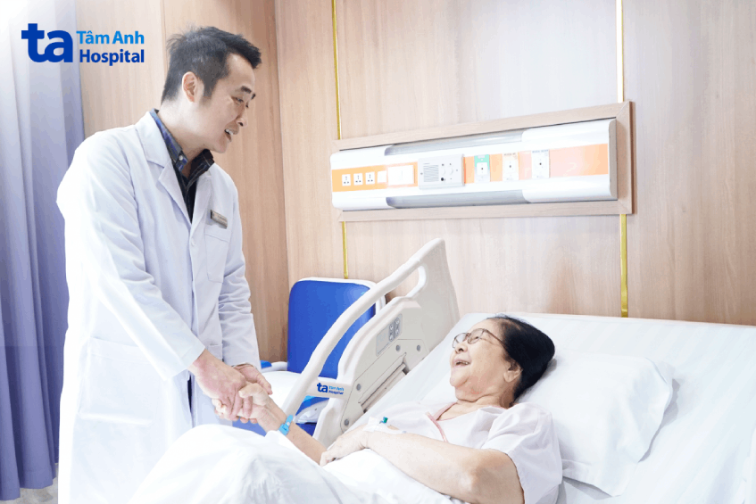 Bà Nốp, 76 tuổi, nhiều bệnh nền, sức khỏe yếu, phát hiện u buồng trứng phải kích thước lớn, được phẫu thuật cắt phần phụ chứa khối u bằng robot Da Vinci Xi. Ca phẫu thuật diễn ra thuận lợi, ít xâm lấn, vết mổ nhỏ giúp bà hồi phục sức khỏe, xuất viện sau 2 ngày.