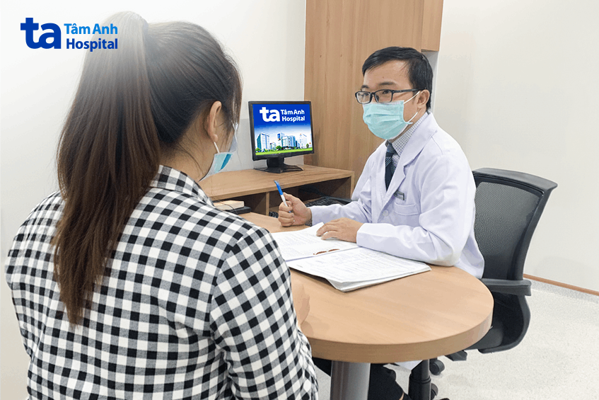 BS.CKI Đỗ Tiến Vũ tư vấn liệu trình giảm cân cho chị Xuân. Ảnh: Bệnh viện Đa khoa Tâm Anh