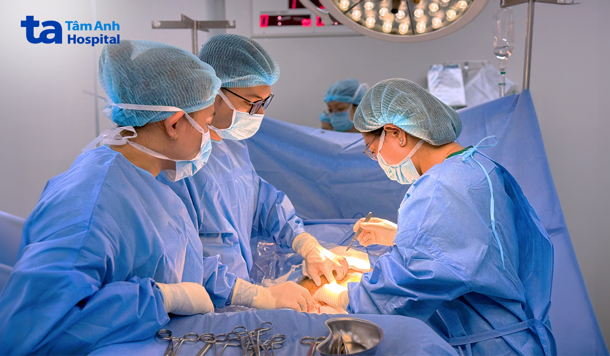 Bác sĩ Trà (đầu tiên, từ phải qua) và êkíp phẫu thuật giúp chị Thắm mẹ tròn con vuông. Ảnh: Bệnh viện Đa khoa Tâm Anh