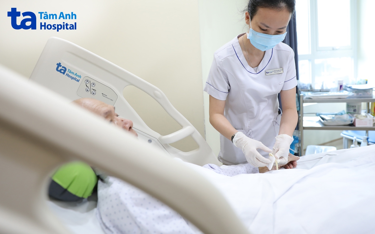 điều dưỡng chăm sóc ông Đức