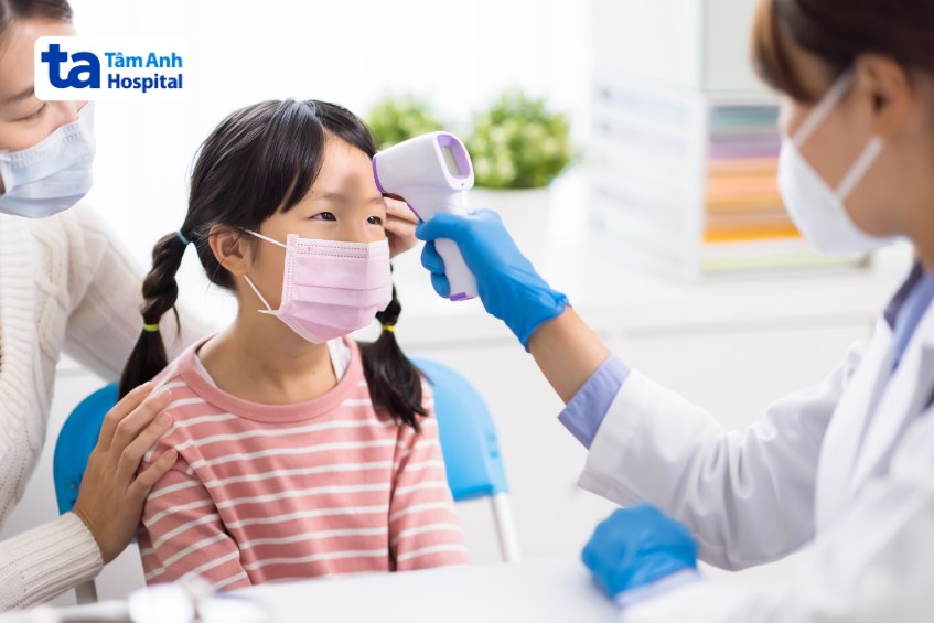 đo nhiệt độ cho trẻ