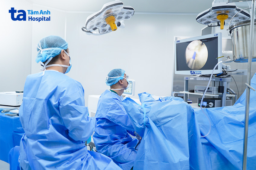 đội ngũ bác sĩ đang thực hiện phẫu thuật