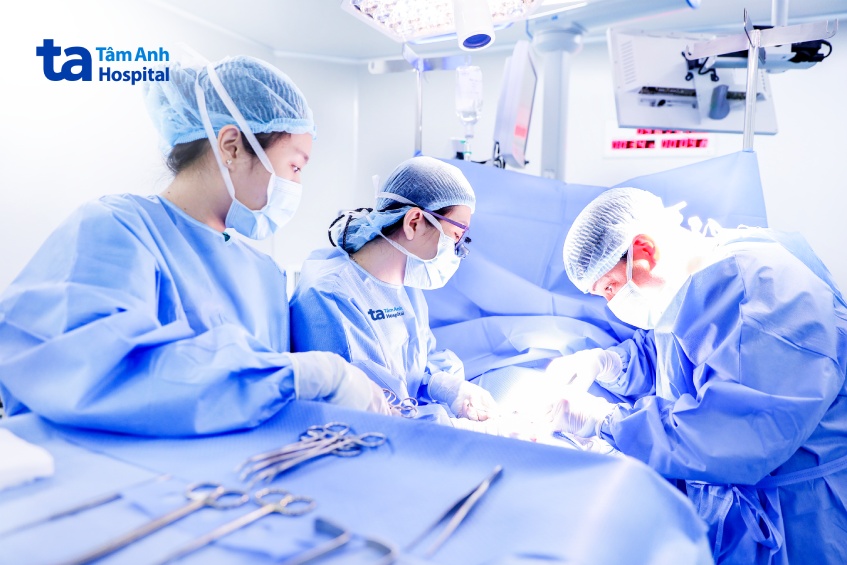 êkíp bác sĩ khoa ngoại nhi phẫu thuật cho đạt