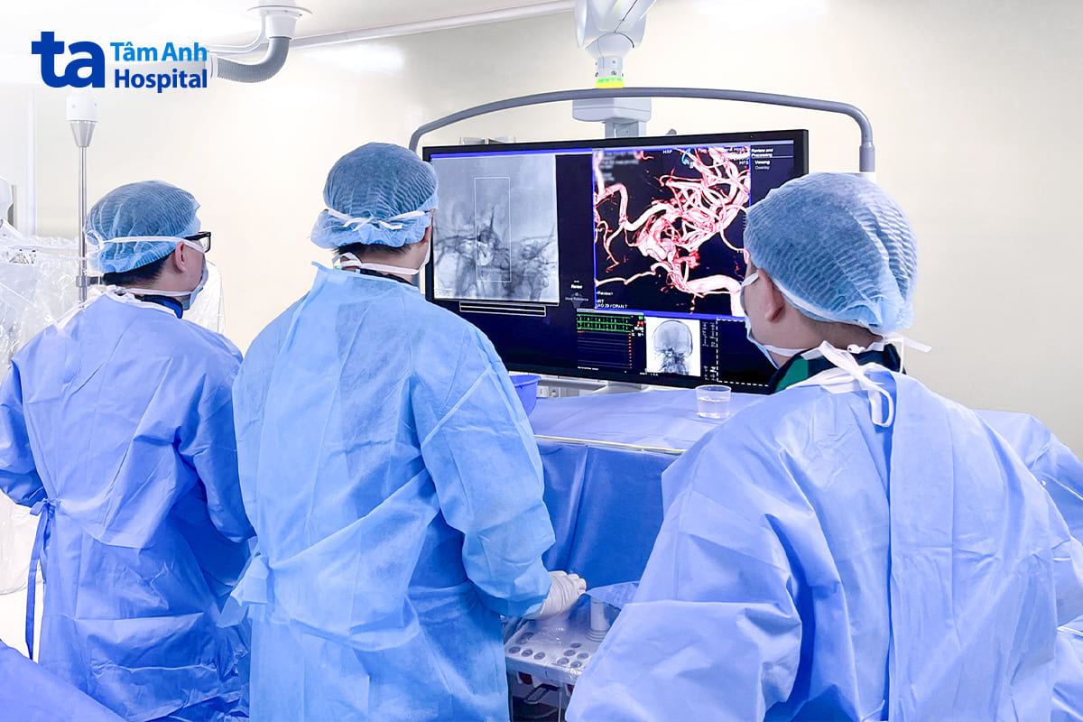 Ê kíp bác sĩ Bệnh viện Đa khoa Tâm Anh thực hiện can thiệp dưới hướng dẫn của hệ thống chụp mạch số hóa xóa nền (DSA) thế hệ mới