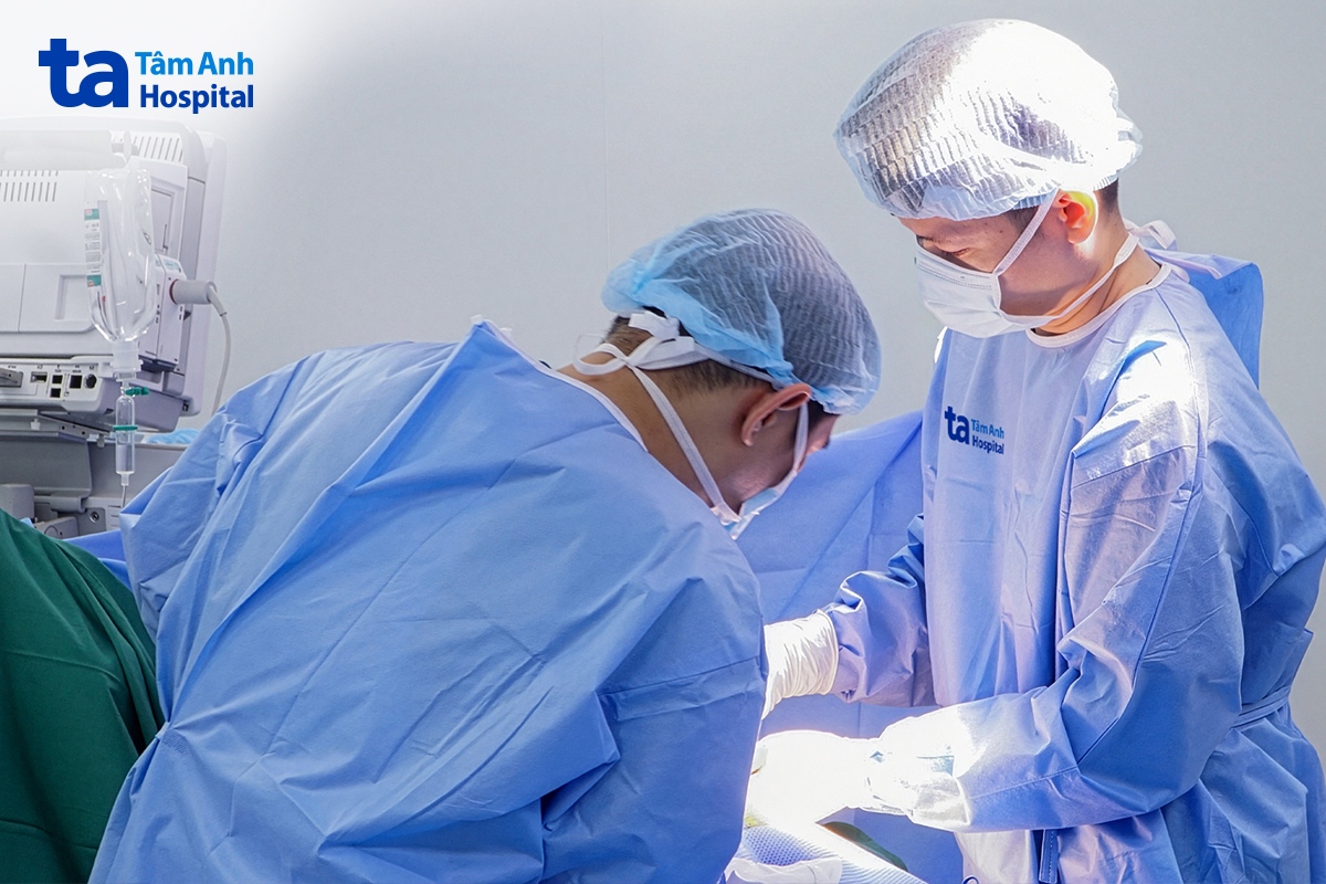 Êkíp bác sĩ phẫu thuật cho người bệnh tại Bệnh viện Đa khoa Tâm Anh TP.HCM