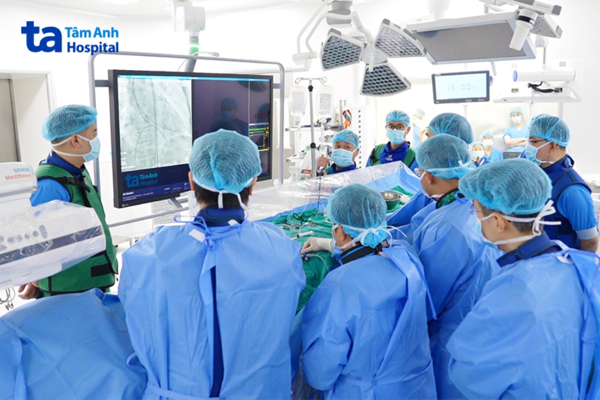 Êkíp can thiệp cấp cứu tái thông mạch vành cho người bệnh