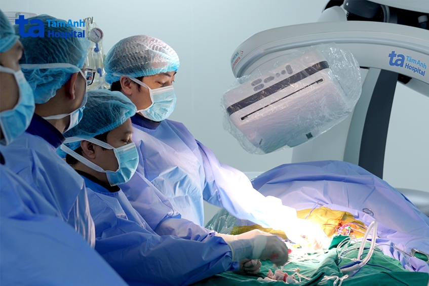 Êkíp can thiệp đặt stent cho người bệnh
