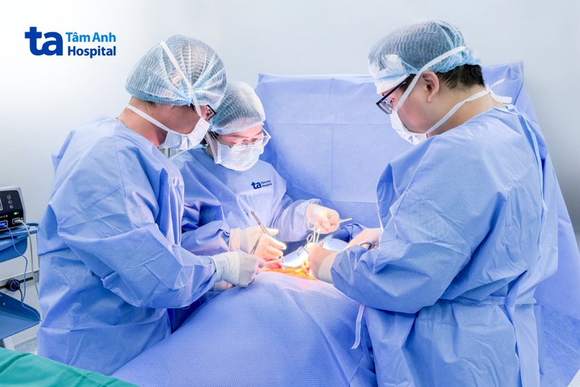 Êkíp Bệnh viện Đa khoa Tâm Anh phẫu thuật loại bỏ toàn bộ tuyến giáp cho bà Bích để triệt căn ung thư