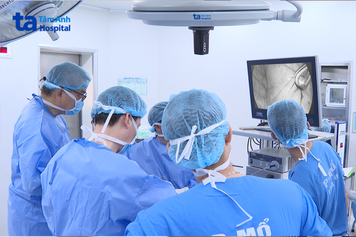 Êkíp phẫu thuật tiếp cận phần nhu mô phổi chứa tổn thương