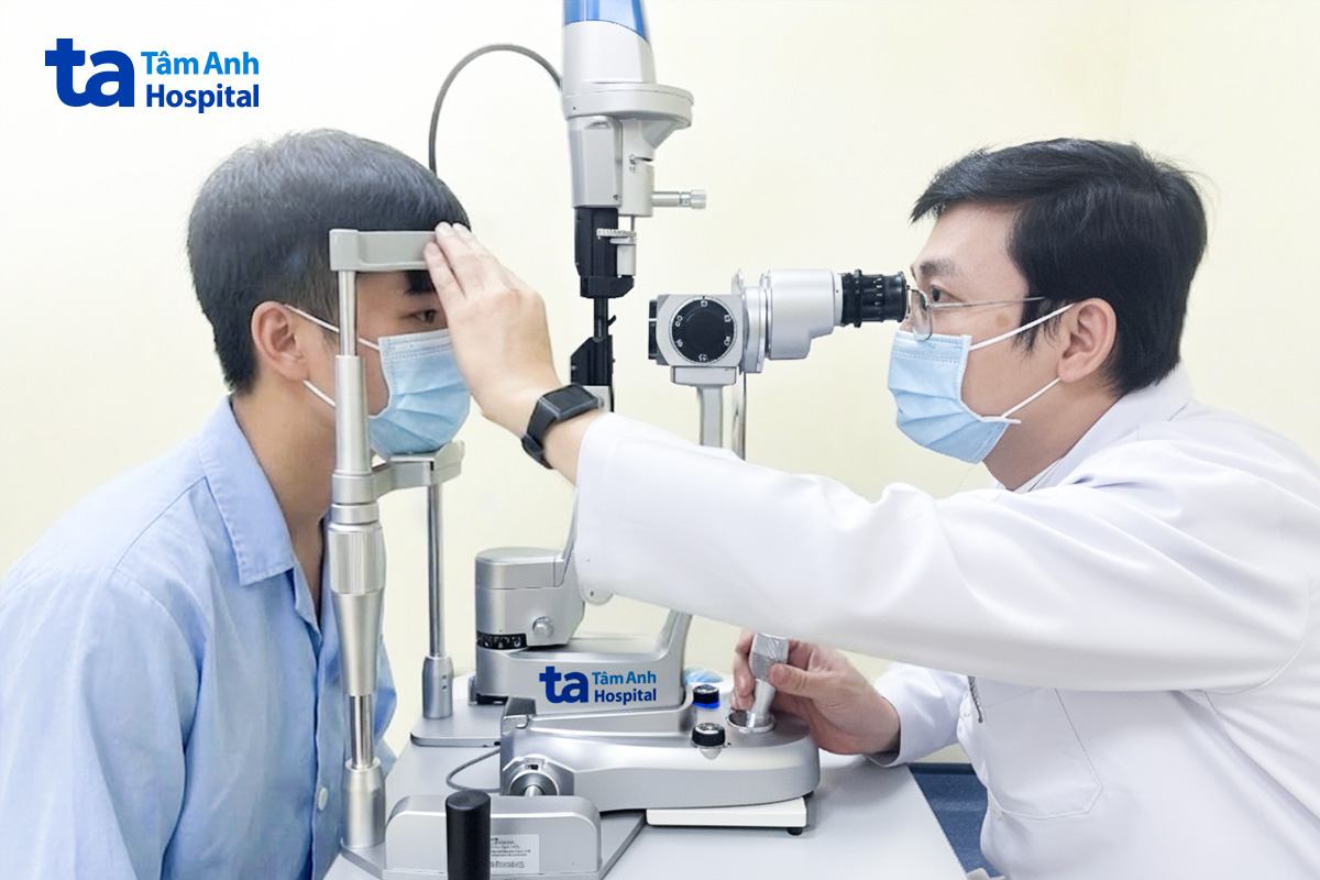 Bác sĩ Tùng khám mắt cho người bệnh. Ảnh: Bệnh viện Đa khoa Tâm Anh