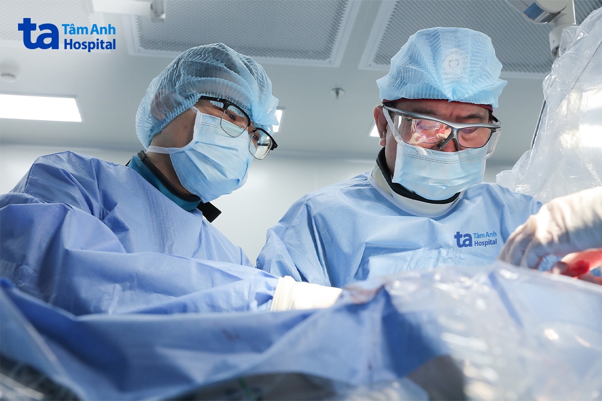 Giáo sư Nhân (phải) cùng êkíp thay van cho người bệnh tại Bệnh viện Đa khoa Tâm Anh