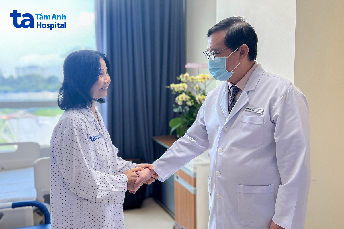 Giáo sư Nhân thăm khám cho bà Tuyến trước khi xuất viện