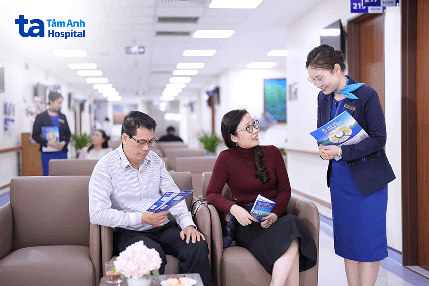 Khách hàng sử dụng dịch vụ khám VIP được trợ lý y tế tiếp đón, hỗ trợ, đồng hành xuyên suốt trong quá trình thăm khám, giúp rút ngắn thời gian chờ đợi.