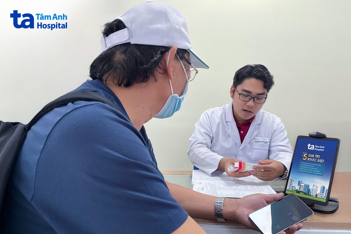 khách hàng được bác sĩ tư vấn